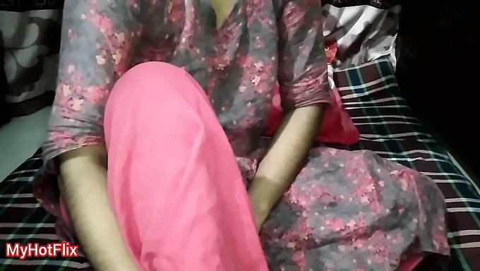 Les ébats sensuels d'un couple de village indien capturés dans des vidéos HD - Les moments intimes de la femme et du mari