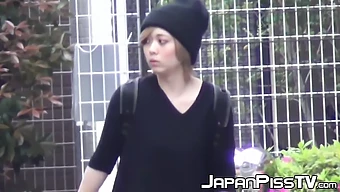 Des Filles Japonaises Exposent Leurs Vagins Touffus Pendant Une Miction Publique Audacieuse