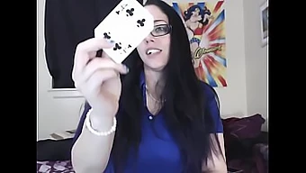 Atemberaubendes Collegegirl Mit Brille Zieht Sich Aus Und Spielt Karten