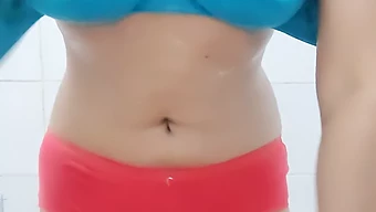 Teini Intian Bhabhi On Kuuma Kylpyhuone Suihku Ja Striptease