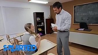 El Momento Íntimo De Ashley Lane Con Su Profesor Acaba En Un Squirt Húmedo Y Salvaje