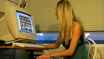 Eva, Una Giovane Bionda, Si Gode Una Giornata Come Pornostar In Questo Video Da Sola