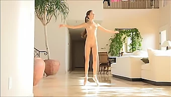 Smal Ballerina Claire Evans Strippar Och Retas I Solovideo